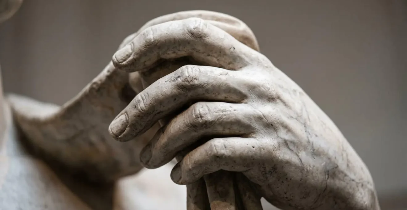 Détail macro d'une main sculptée en marbre montrant la maîtrise anatomique de la Renaissance