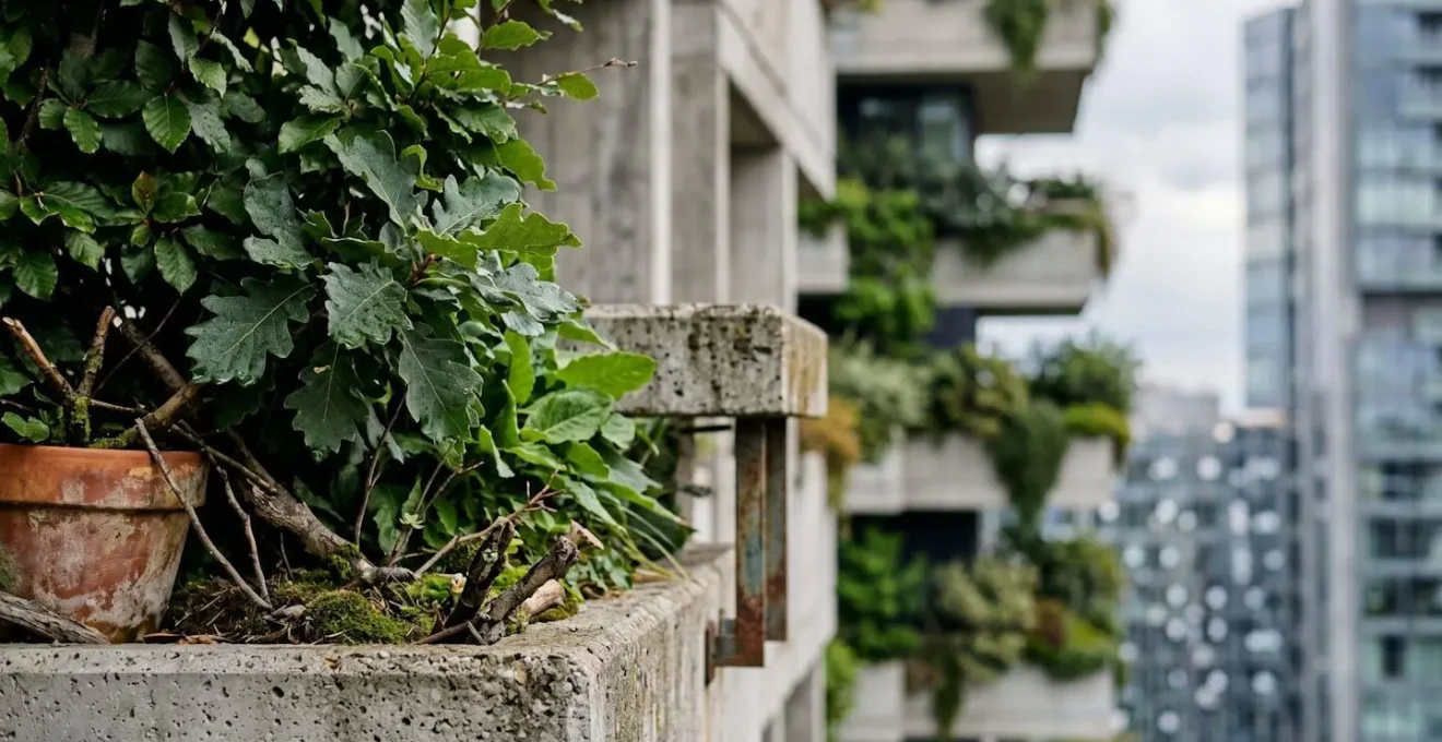 Détail architectural du Bosco Verticale avec balcons végétalisés et végétation luxuriante contrastant avec les structures urbaines environnantes