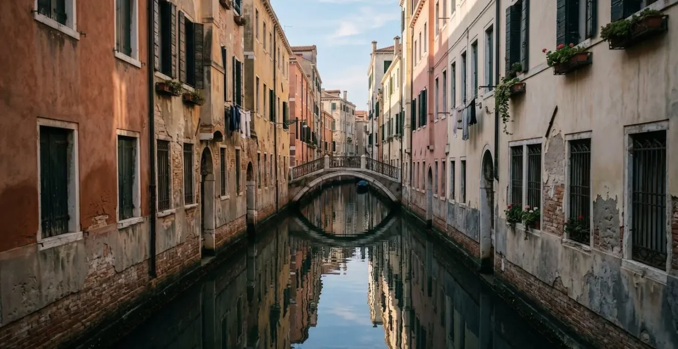 Canal secondaire paisible du quartier Cannaregio avec architecture vénitienne traditionnelle et reflets dans l'eau calme