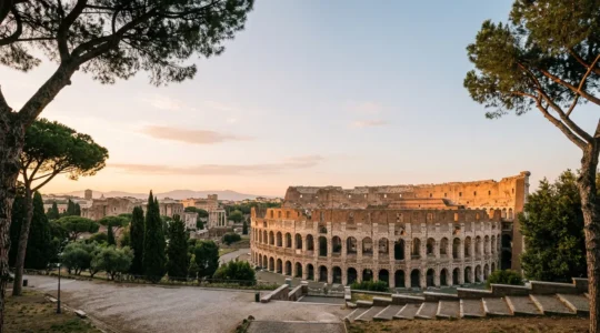 Vue panoramique du Colisée de Rome au lever du soleil avec ses arches antiques