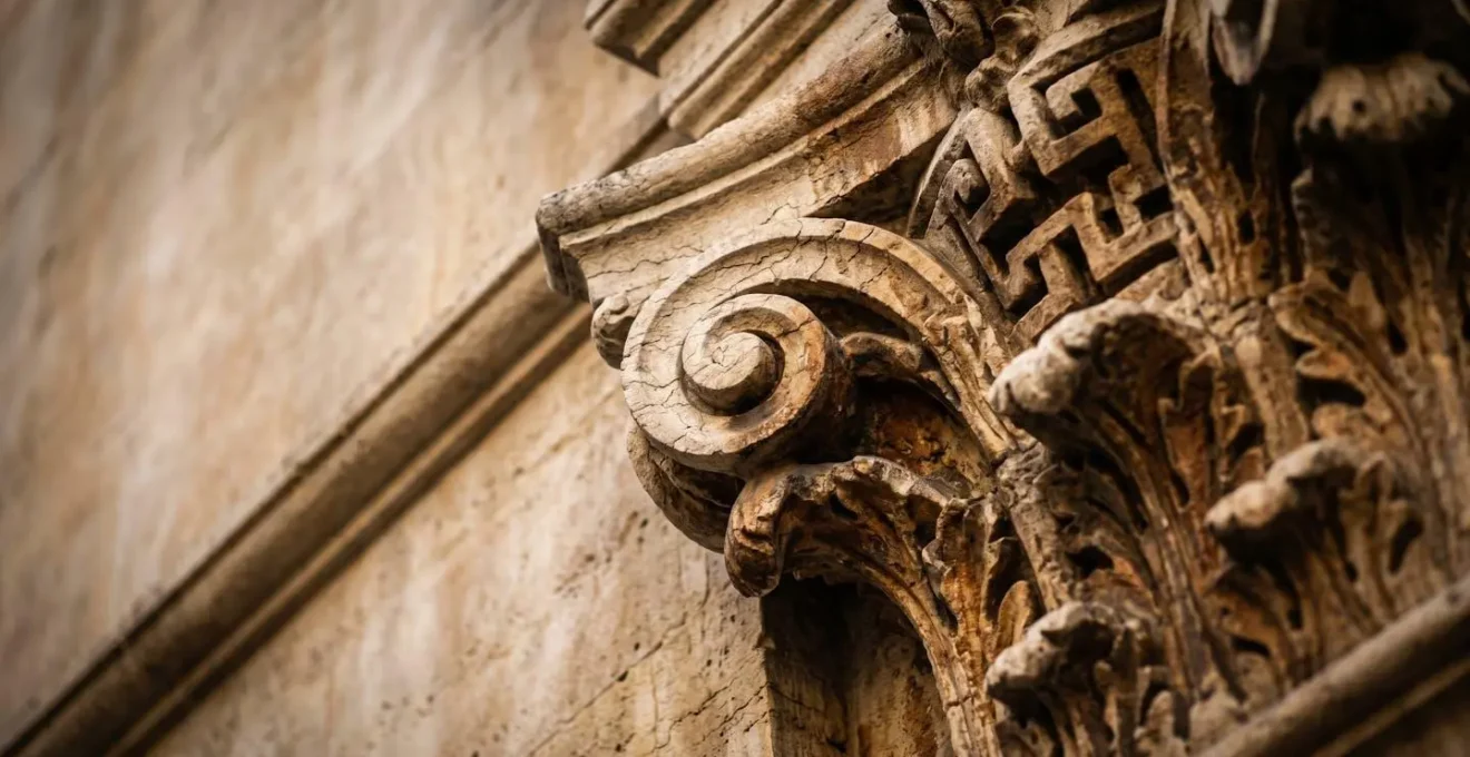 Détail architectural montrant le contraste entre surfaces planes et reliefs sculptés illustrant les différences Renaissance et Baroque