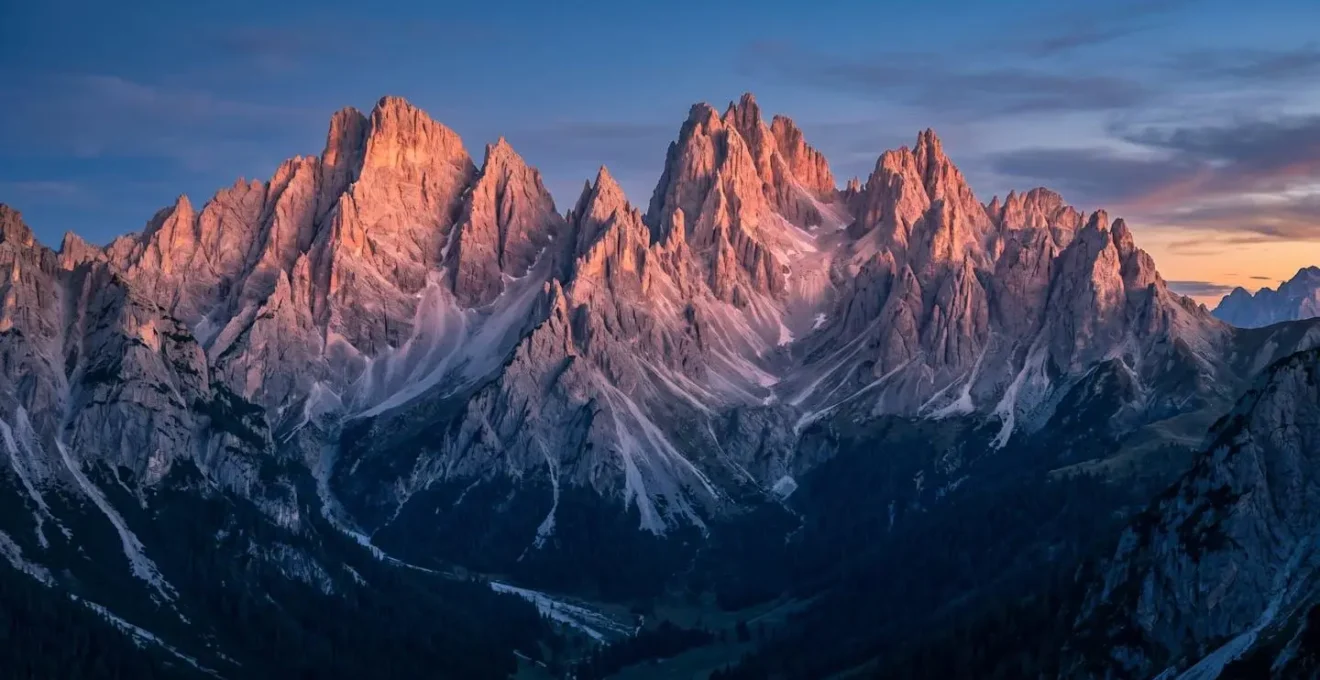 Phénomène de l'Enrosadira colorant les sommets dolomitiques en rose et orange au crépuscule