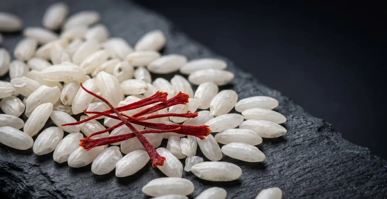 Gros plan macro sur les grains de riz Carnaroli nacrés avec pistils de safran