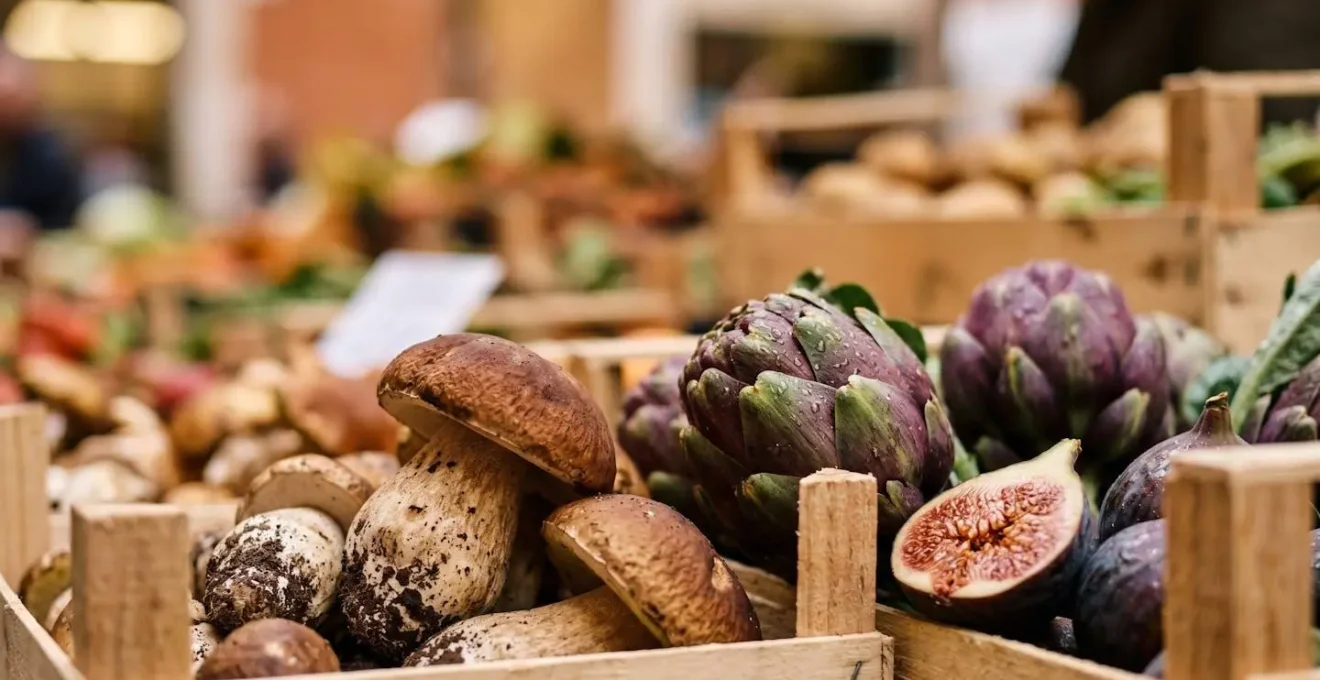 Étals de marché romain en automne avec produits de saison locaux