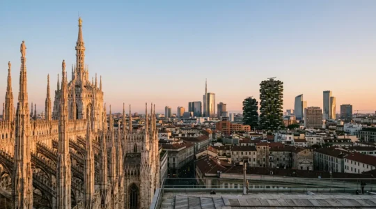 Vue panoramique de Milan illustrant le contraste entre la cathédrale gothique du Duomo et les gratte-ciels modernes à l'arrière-plan