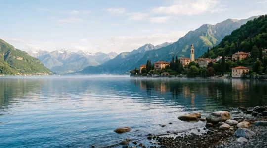 Vue panoramique des lacs alpins italiens avec montagnes et villages au bord de l'eau