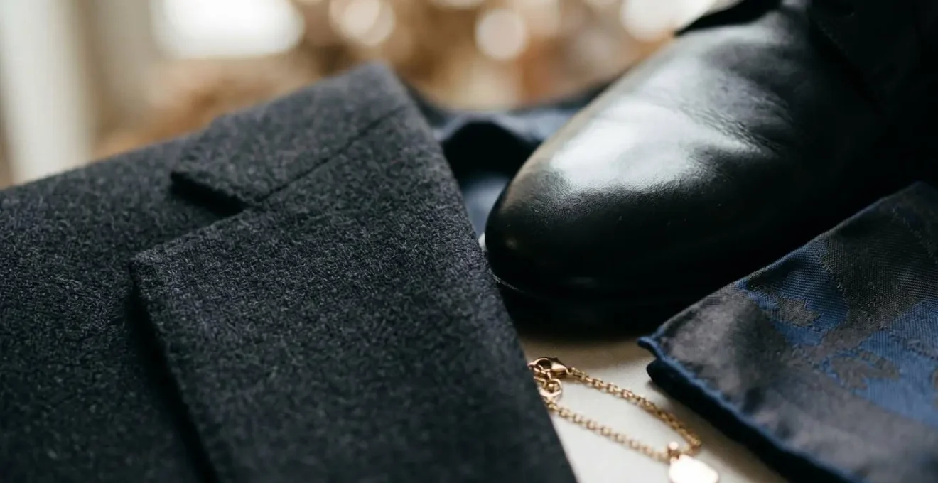 Détails d'une tenue élégante pour une soirée à l'opéra avec accessoires raffinés dans un style milanais