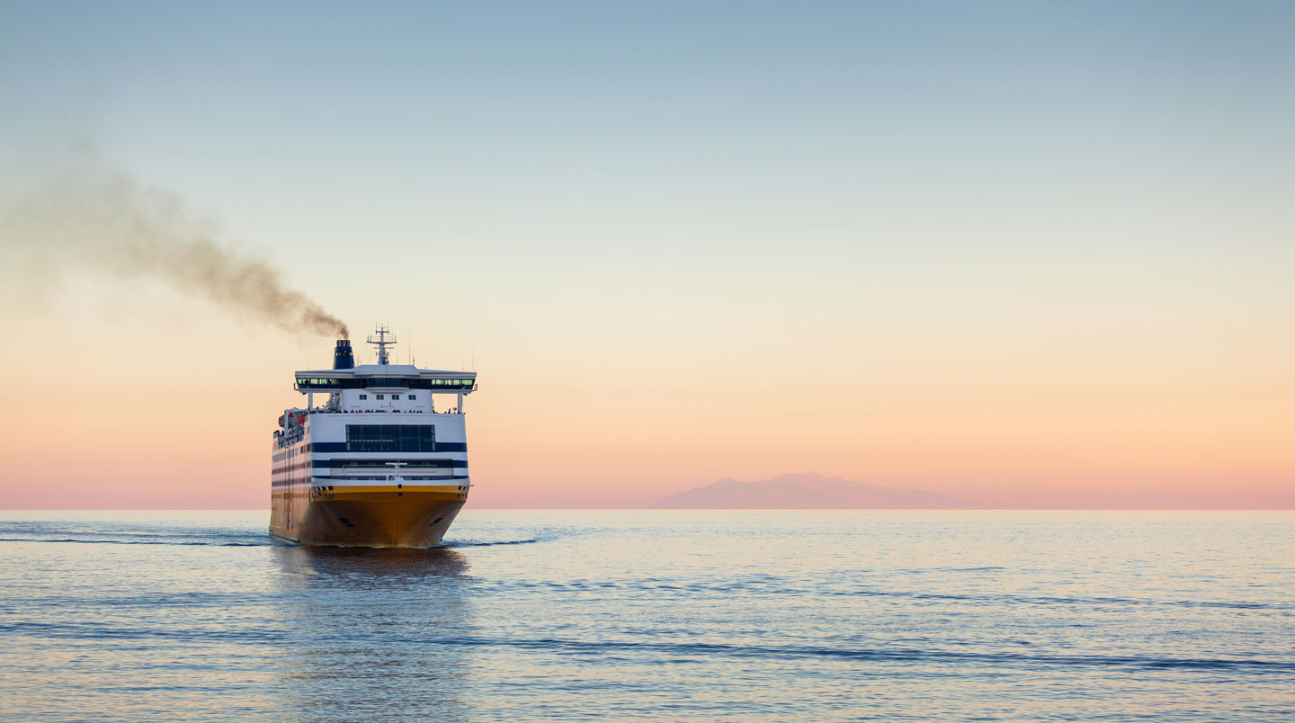 Vue du port de ferry corse au lever du soleil avec navire amarré au quai et infrastructure portuaire moderne