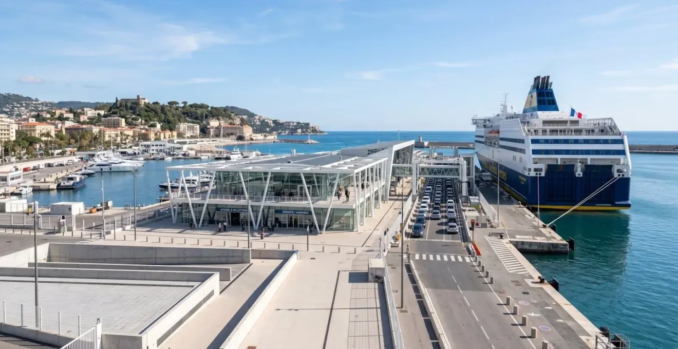 Vue large d'un port méditerranéen moderne avec terminal ferry et navire à quai, ciel bleu et infrastructure contemporaine